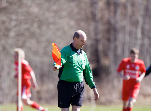 Småklubb. Linjedomare, linjeman, flagga