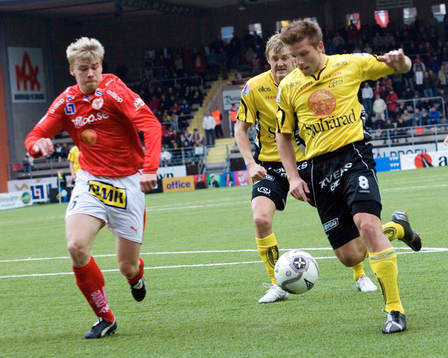     Upphovet till 1-0, Anders Svensson skjuter, Stefan Ishizaki lägger in returen.