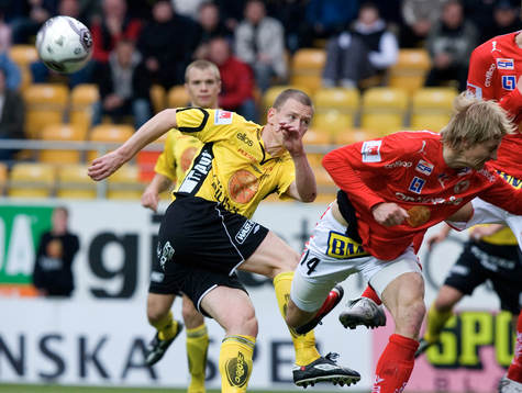   Andreas Augustsson laddar efter hörna men bollen tar på en Kalmar-spelare.