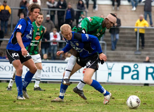 Gais bandagerade Khari Stephenson i tilltrasslad situation