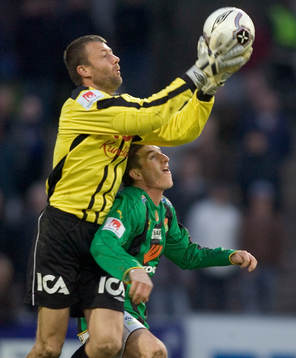 Conny Johansson, målvakt, Halmstad kniper bollen framför