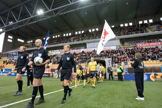 Inmarsch. Entré. Domare. Stefan Johannesson, domare. Johan