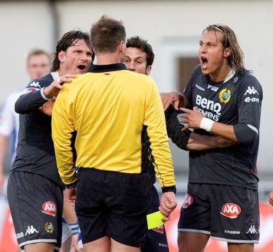   Petter Andersson har sparkats ner och upprörda känslor, 2-målsskytten Björn Runström och Petur Marteinsson tycvker till om domaren Håkan Jonasson.