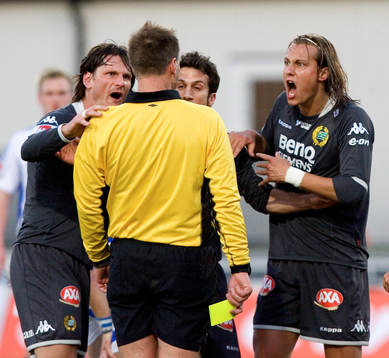   Petter Andersson har sparkats ner och upprörda känslor, 2-målsskytten Björn Runström och Petur Marteinsson tycker till om domaren Håkan Jonasson.
