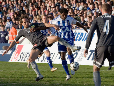   Petter Furuseth Olsen stoppar Samuel Wowoah.