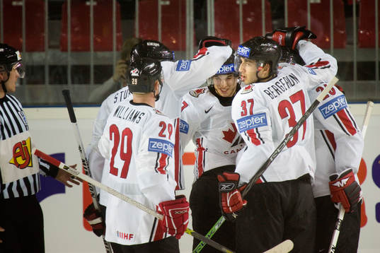 Sidney Crosby, Kanada, gör sitt första Vm-mål