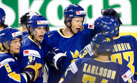 Fredrik Emvall, gör Sveriges andra mål, jubel med Ronnie