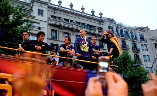 Henrik Larsson på bussen, kortege, parad, genom stan för