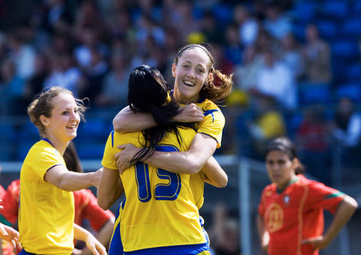  Lotta Schelin grattas av Therese Sjögran och tremålsskytten Therese Lundin, Sverige (Jubel)