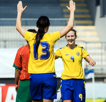  Lotta Schelin och tremålsskytten Therese Lundin, Sverige (Jubel)