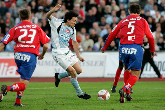  Jari Litmanen, Malmö, framför Andreas Jakobsson och Erik Wahlstedt, Helsingborg
