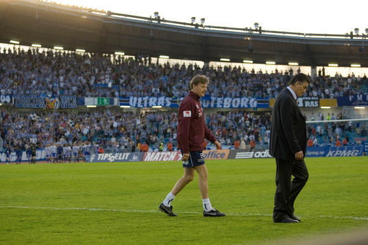  Med tunga steg lämnar Zoran Lukic Ullevi, IFK-anhängarna jublar på bortre läktaren.