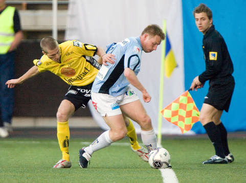 Jesper Arvidsson, Elfsborg, kämpar på linjen mot Benny
