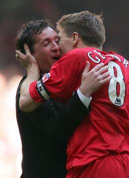 Steven Gerrard, Liverpool kysser lagkamraten Robbie Fowler