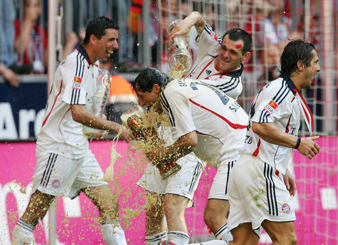  Roy Makaay, Hasan Salihamidzic, Willy Sagnol och Bixente Lizarazu (Jubel). Öl.