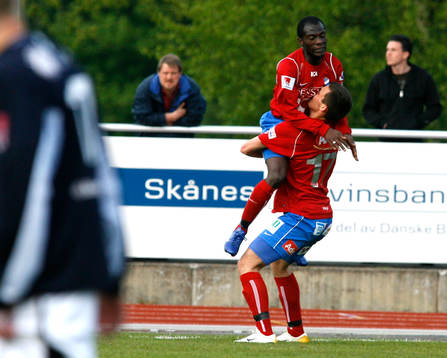 Fotboll. Svenska cupen. Kristianstad - Öster. John Pelu i Öster får en lyftning