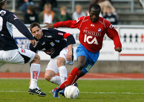Fotboll. Svenska cupen. Kristianstads FF - Öster. Östers John Pelu springer ifrån KFF-försvaret