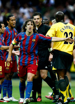 Carles Puyol, Barcelona protesterar mot bortdömt mål