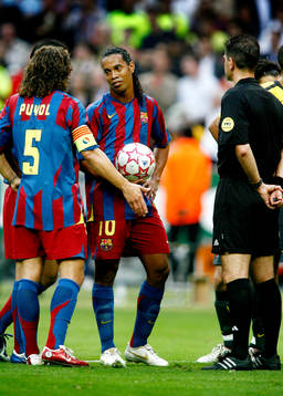 Carles Puyol och Ronaldinho, Barcelona vid frispark