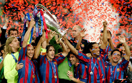  Henrik Larsson, Carles Puyol, Deco, Ronaldinho, jubel med pokal efter seger. 