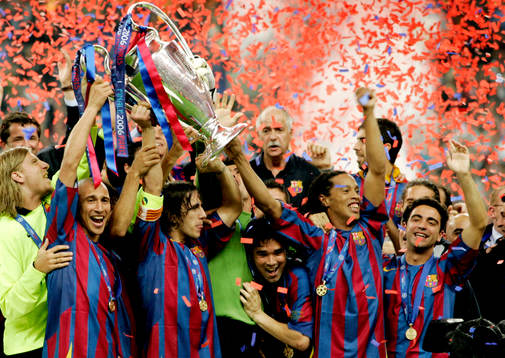  Henrik Larsson, Carles Puyol, Deco, Ronaldinho, jubel med pokal efter seger. 