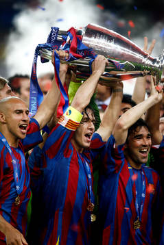   Henrik Larsson, Henrik Larsson, Carles Puyol, Deco, Barcelona, håller i pokal efter seger i Champions League, seger jubel, konfetti , vinnare. 