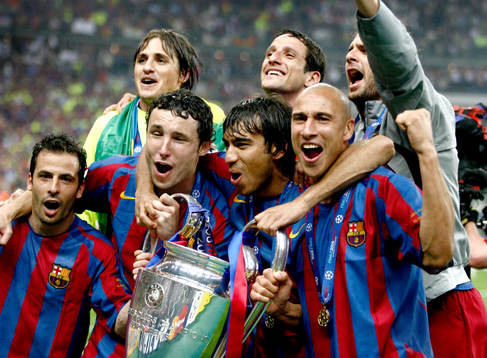  Giuly, Mark Van Bommel, Giovanni Henrik Larsson, jubel med pokal efter seger. 