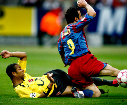 Ashely Cole, Arsenal fäller Giuly, Barcelona