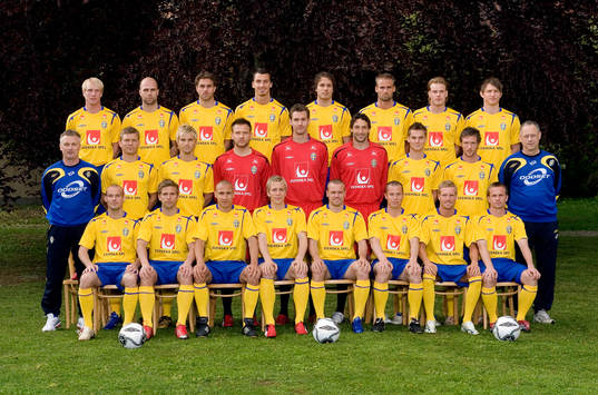  Petter Hansson, Teddy Lucic, Johan Elmander, Zlatan Ibrahimovic, Karl Svensson, Olof Mellberg, Fredrik Stenman, Kim Källström. Mellersta raden från vänster; Roland Andersson, Marcus Allbäck, Niclas Alexandersson, John Alvbåge, Andreas Isaksson, Rami Shaaban, Markus Rosenberg, Mikael Nilsson, Lars Lagerbäck. Främre raden från vänster: Fredik Ljungberg, Anders Svensson, Henrik Larsson, Erik Edman, Mattias Jonson, Daniel Andersson, Christian Wilhelmsson, Tobias Linderoth.
