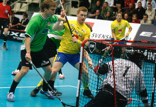 Innebandy. VM. Tyskland - Sverige. Andreas Hedlund trängs