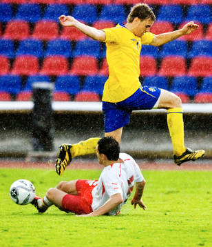 Grzegorz Wojtkowiak sätter stopp för Martin Fribock