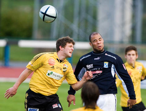  Karim Kange nickduellerar med Marcus Senften.