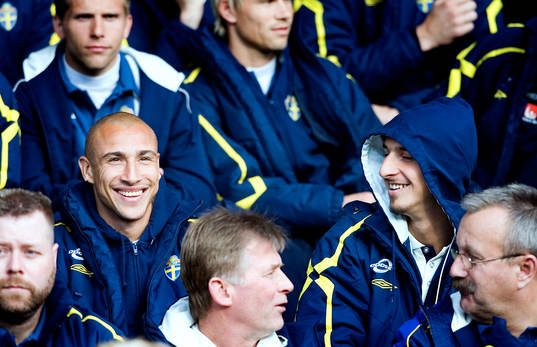 Henrik Larsson och Zlatan Ibrahimovic skrattar och skämtar