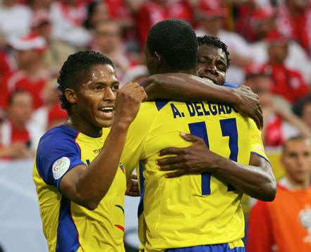  Luis Valencia, Augustin Delgado, Carlos Tenorio, Ecuador, jubel efter 1-0.