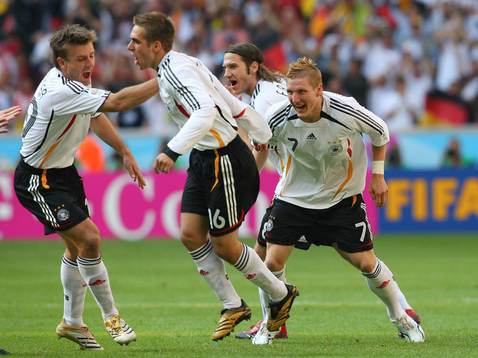   1-0 Jubel,  Bernd Schneider, målskytten Philipp Lahm, Torsten Frings, Bastina Schweinsteiger, Tyskland. 