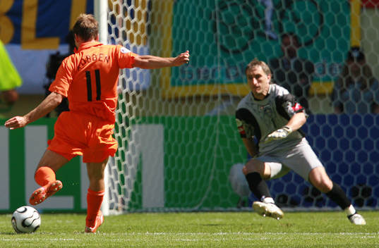 Arjen Robben, Holland gör 1-0 bakom Dragoslav Jevric,