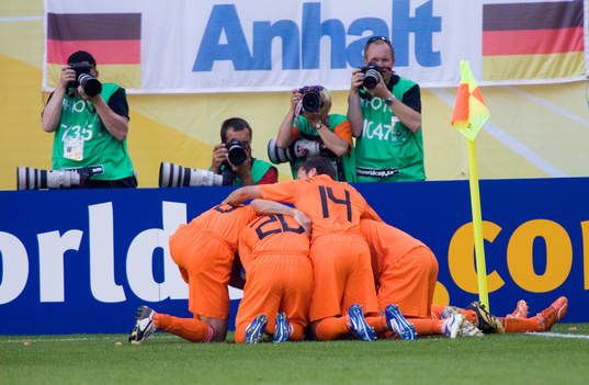  0-1, Robben, som grattas. Glädjehög, fotografer. Jubel, glädje.