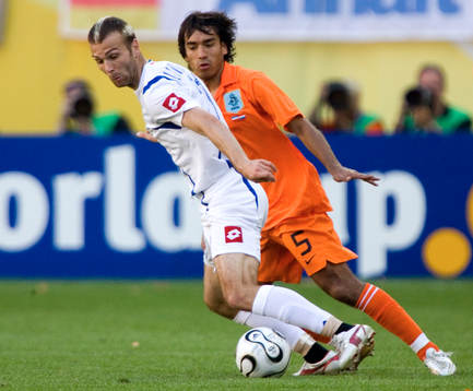  Danijel Ljuboja jagas av Giovanni van Bronckhorst.