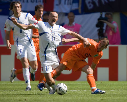  Snacka om fällning, Wesley Sneijder fäller Predrag Djordjevic.