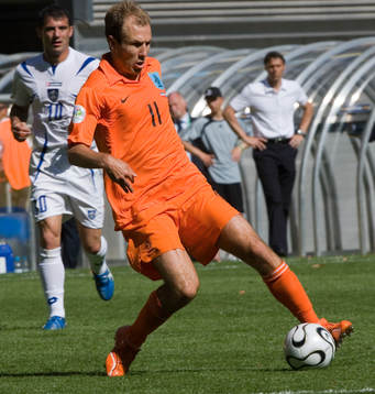  Gamle skyttekungen, förbundskapten Marco van Basten (i bakgrunden) ser här matchvinnaren Arjen Robben i aktion.
