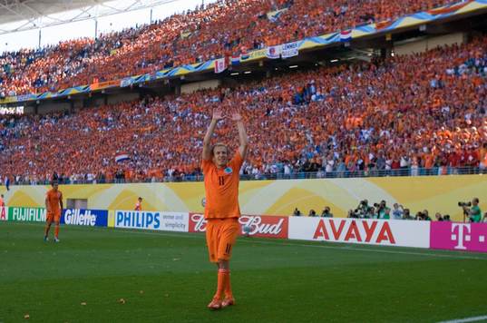  Matchvinnaren Arjen Robben tackar den holländska delen av publiken.