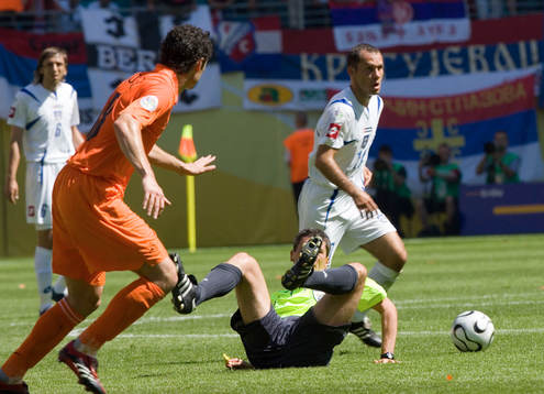  Mark van Bommel sprang ner domaren Markus Merk, Tyskland, och kramade sedan om honom