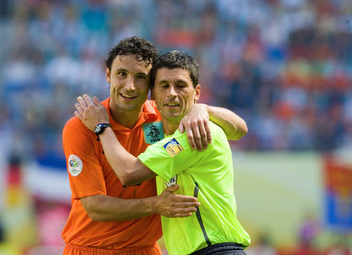  Mark van Bommel sprang ner domaren Markus Merk, Tyskland, och kramade sedan om honom