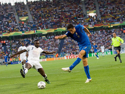 Luca Toni, Italien skjuter och John Mensah täcker