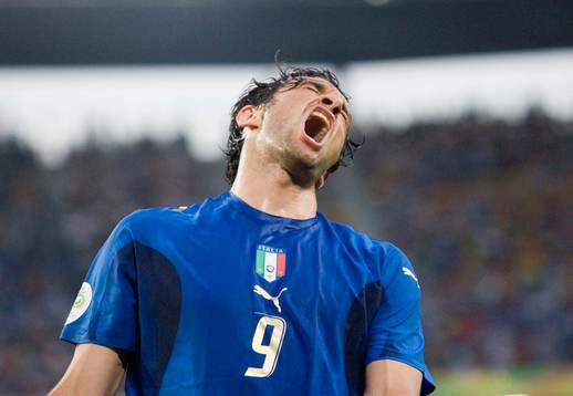 Luca Toni, Italien har träffat ribban och skriker ut sin