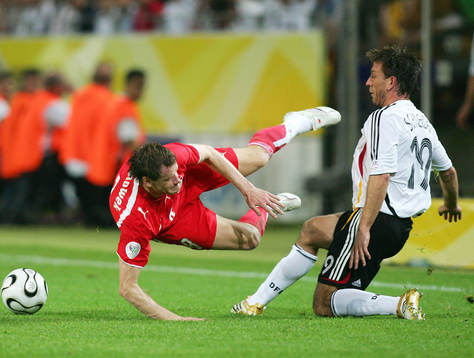 Jacek Krzynowek, Polen och Bernd Schneider, Tyskland