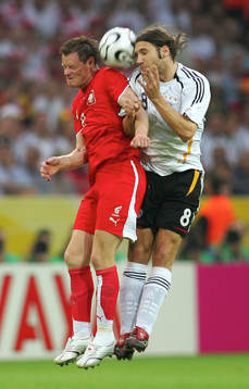  Jacek Krzynowek och Torsten Frings, nickduell. 