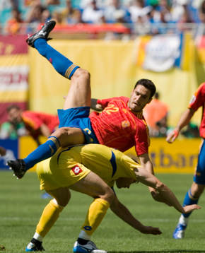  Pablo Ibanez, Spanien, faller över en Ukrainaspelare.