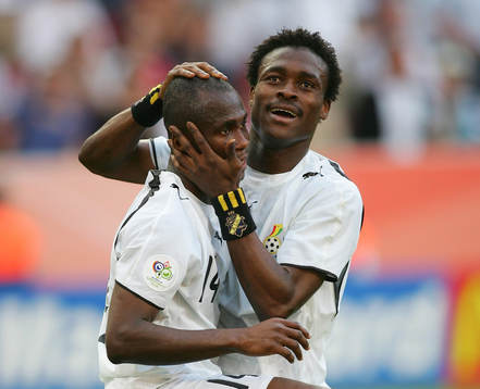  Matthew Amoah och Derek Boateng jubel efter segern.