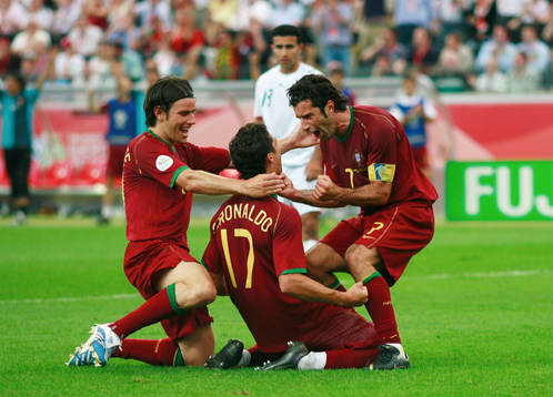Fernando Meira och Luis Figo jubel med  Cristiano Ronaldo